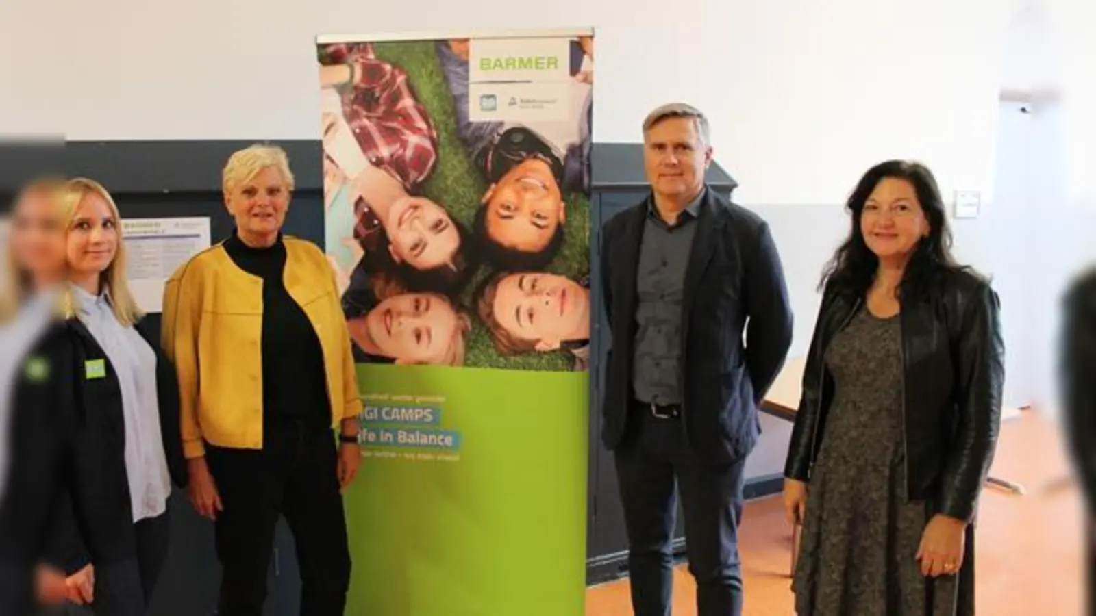 Premiere für das „Digi-Camp” in München (v.l.): Lara Mergardt (Projektleitung BG3000), Birgit Dittmer-Glaubig (Konrektorin), Thomas Lerchl (Regionalgeschäftsführer BARMER München) und Angelika Thuri-Weiß (Schulleitung).  (Foto: VA)