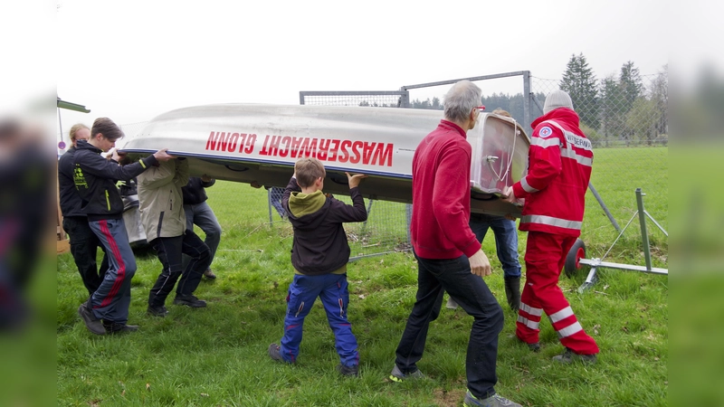 Wegen des warmen Wetters im April ist die BRK Wasserwacht am Kastensee bereits im Einsatz. (Foto: BRK Wasserwacht)
