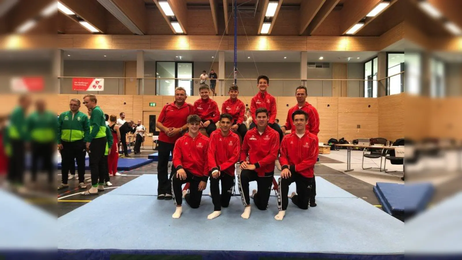 Trainer Frank Albert (oben, von rechts) freute sich zusammen mit Pirmin Lippl, Maximilian Knapp, Matthias Reger, Trainer Oliver Fleckenstein, Julius Dörrsam (unten, von rechts), Felix Albert, Rayan Milish und Tobias Lang über die erzielten Resultate beim Wettkampftag in Augsburg. (Foto: TSV Unterpfaffenhofen-Germering)