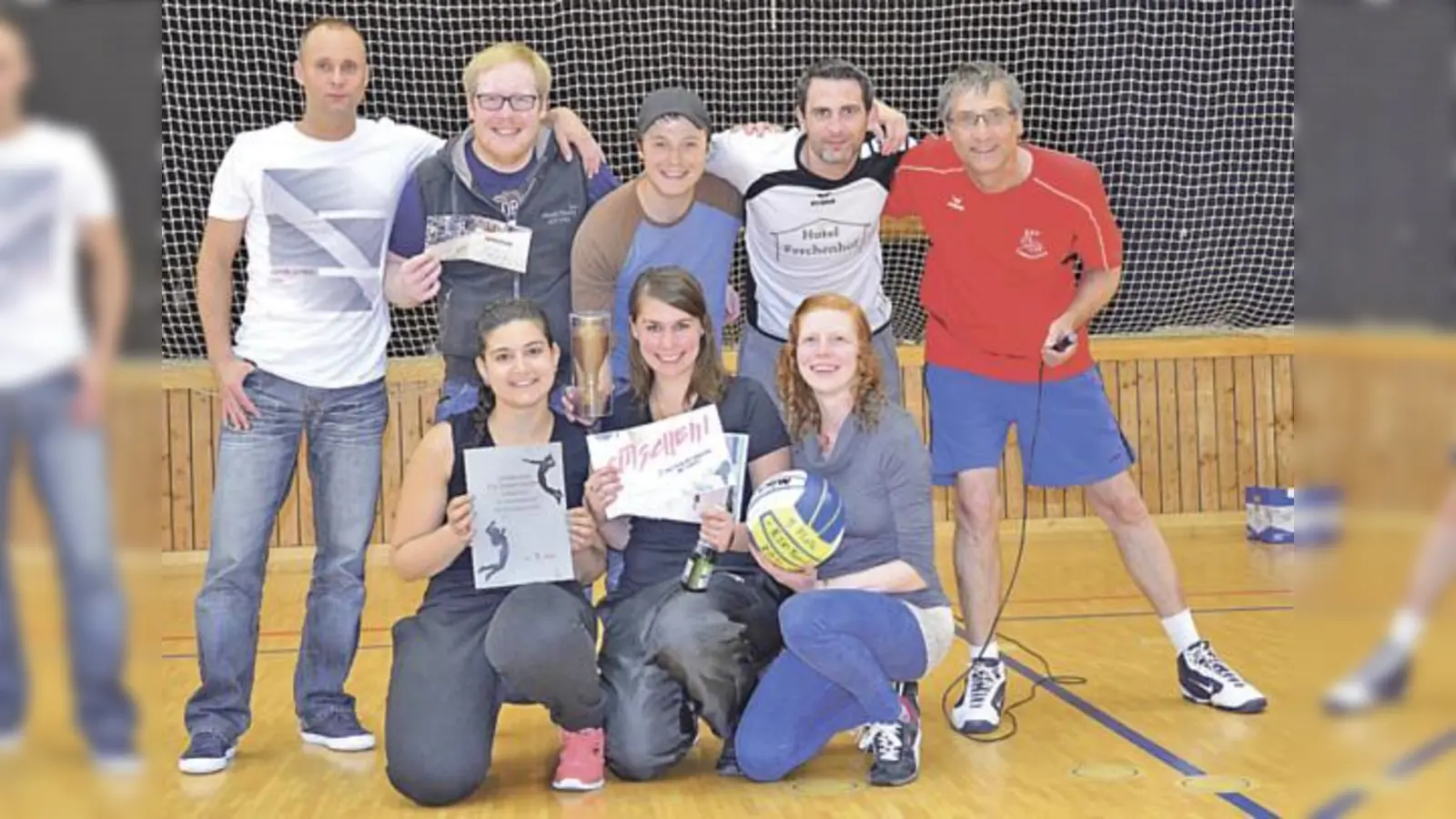 In Jubellaune: die Siegermannschaft des ESV-Volleyball-Turniers, »Die jungen Wilden«, sowie ESV-Vorstand Reinhard Jakob (rechts).	 (Foto: Verein)