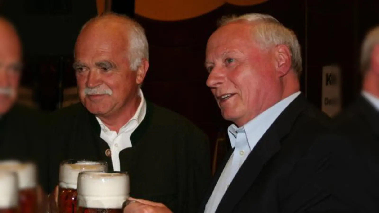 Peter Gauweiler (CSU,l.) und Oskar Lafontaine (Die Linke) tranken bei einem Wahlkampf der „anderen Art” im Paulaner am Nockherberg eine Maß Bier miteinander. (Foto: tg)