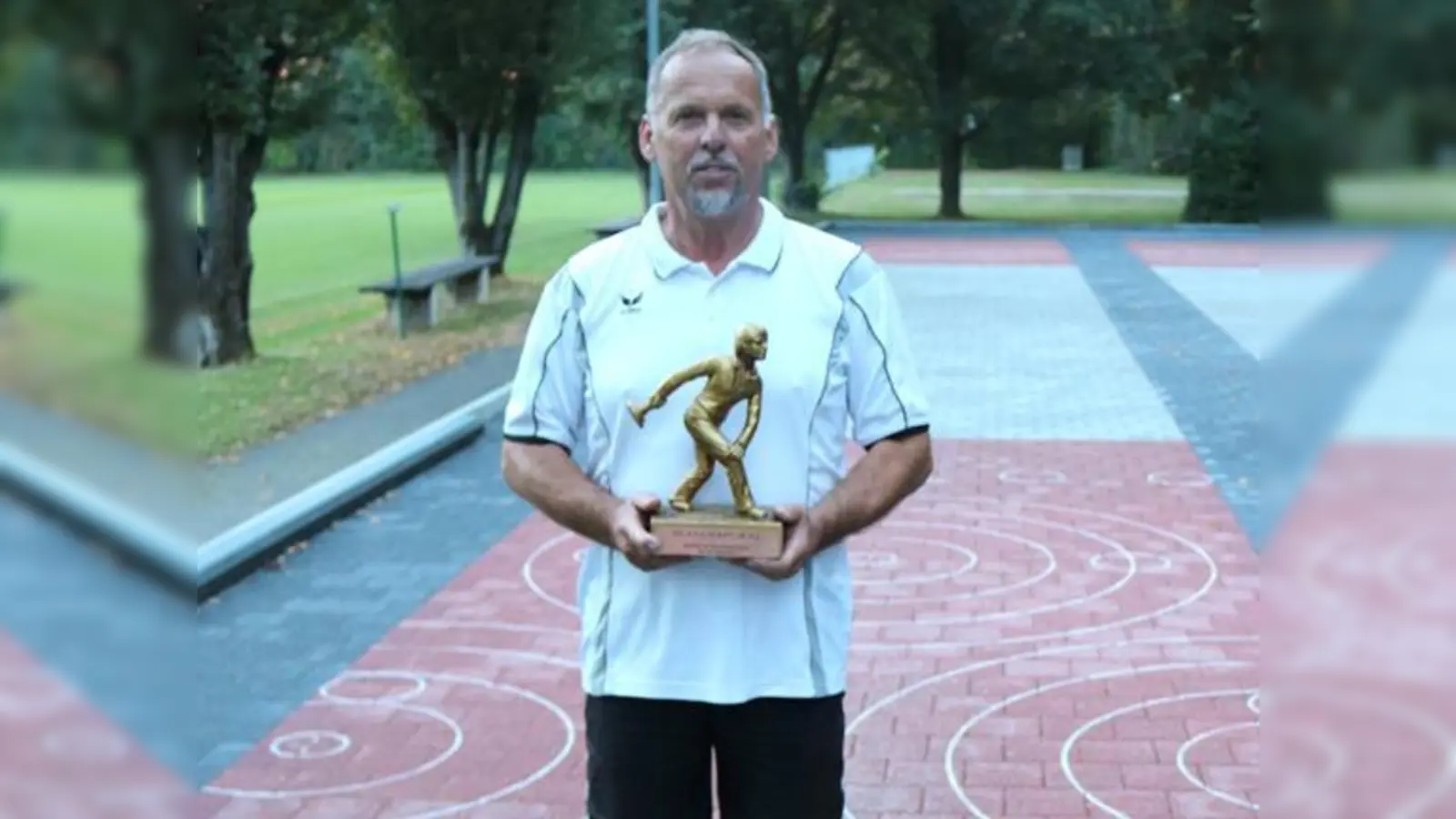 Bei der Siegerehrung gratulierten alle dem Pokalsieger.  (Foto: VA)