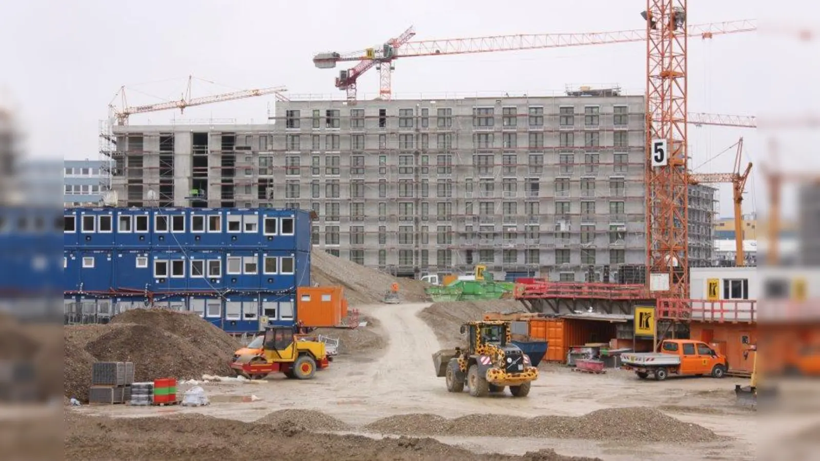 Wohnungen fehlen in München spürbar. Hier entstehen gerade welche: Auch auf der früheren Eon-Brache wird gebaut. (Foto: job)