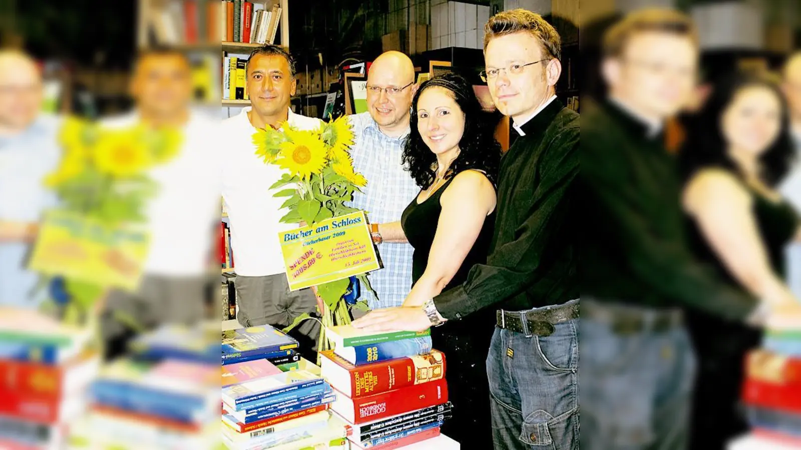 Ronald Hanke (2. v. li.) gab den Scheck stolz an Deniz Dadli und Stefanie Zeh sowie an Pfarrer Ulrich Kampe (v. li.).	 (Foto: VA)