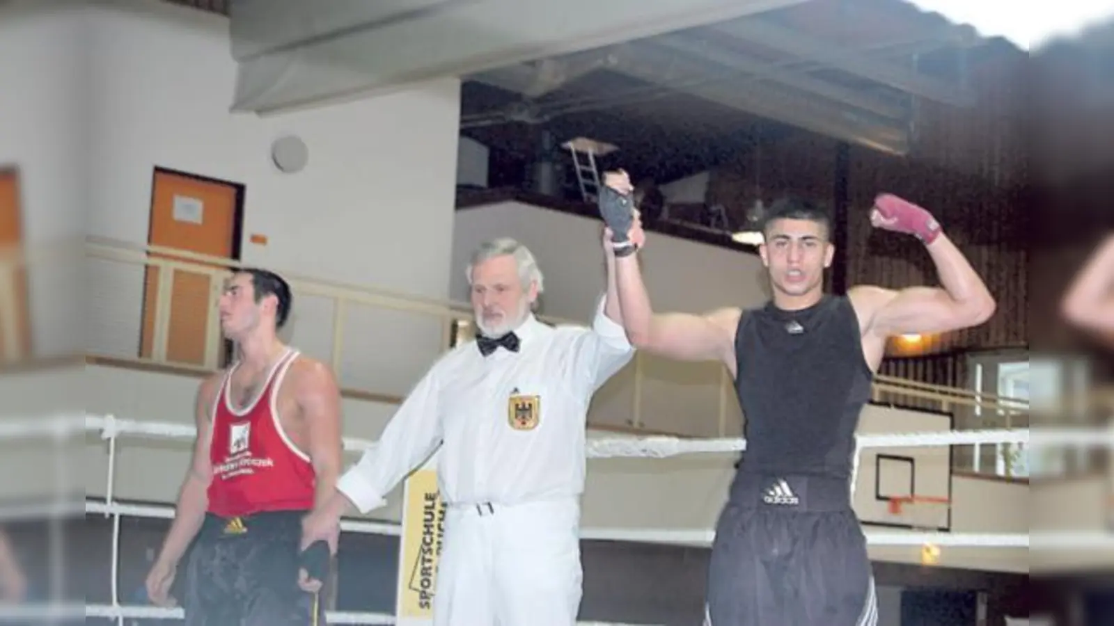 Marten Arsumanjan, Ringrichter Kutt und Mirwais Maudodi nach dem Kampf im Ring.  (Foto: Privat)