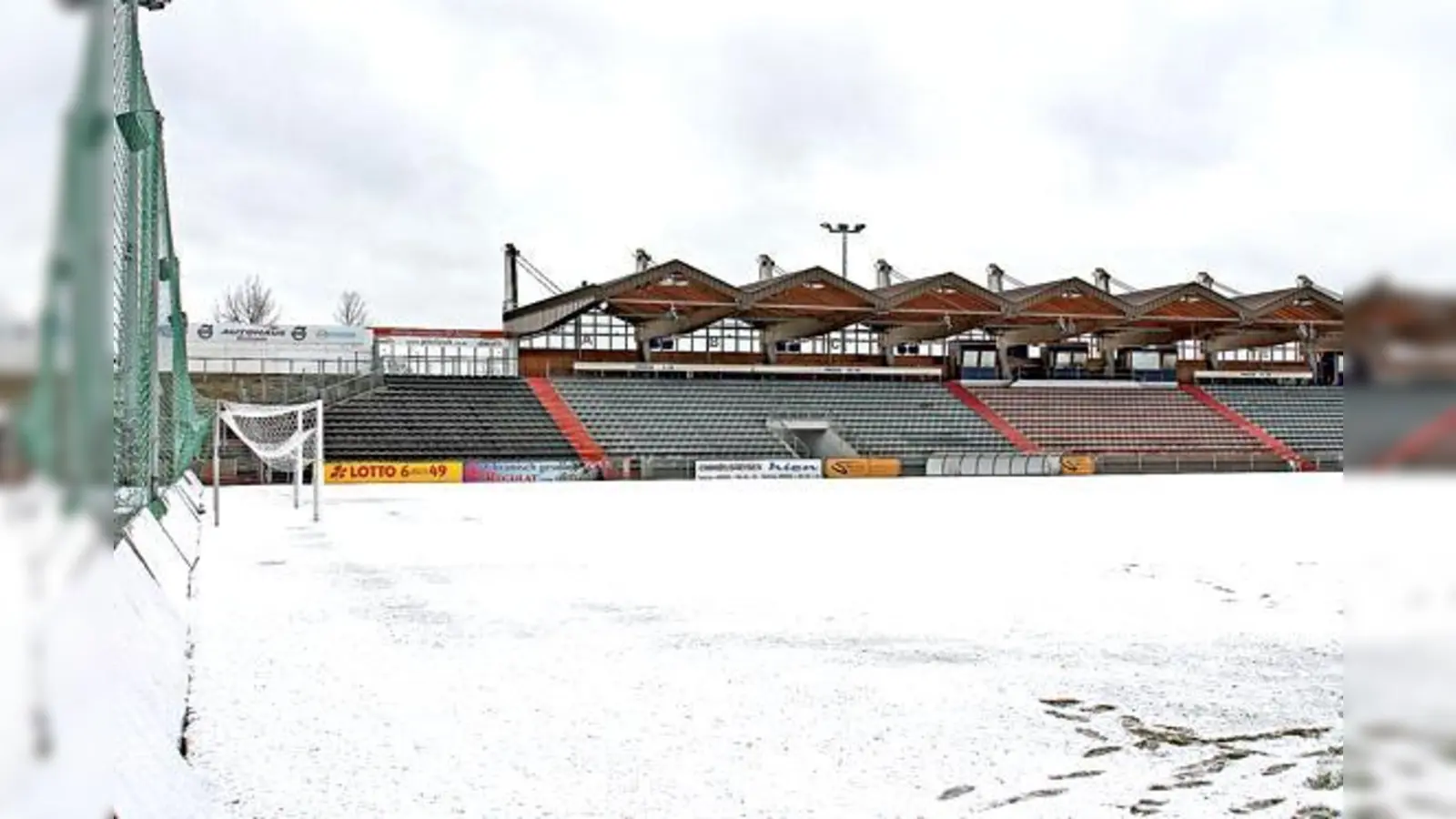Der Winter wirbelt den Spielplan der Dritten Liga durcheinander. Auch der Unterhachinger Sportpark blieb am Wochenende dicht.	 (Foto: Daniel Glasl)