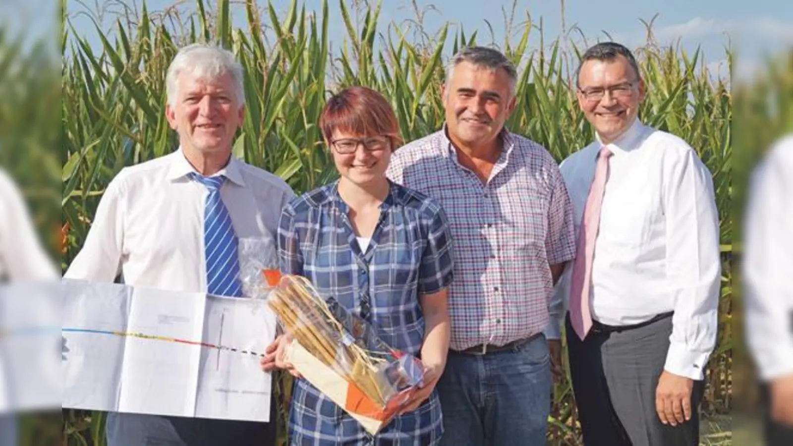 Für die gute Zusammenarbeit überreichte 2. Bürgermeister Hans Mayer im Namen des Freizeitparks einen Geschenkkorb als kleines Dankeschön an die Malerfirma.	 (Foto: S. Aigner)