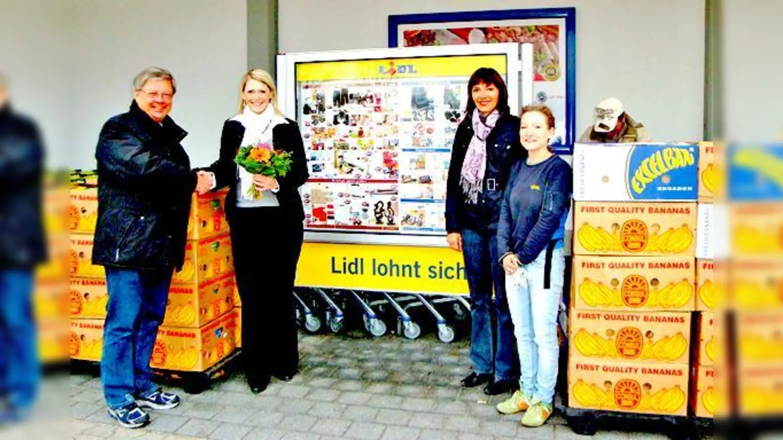 v.l.: Peter Möws, Vorsitzender der Kirchheimer Tafel e.V., Corinna Donaubauer, Verkaufsleiterin Lidl-Markt Kirchheim, Andrea Huber, 2. Vorsitzende der Tafel, Jana Eberlein, Lidl-Marktleitung.	 (Foto: VA)