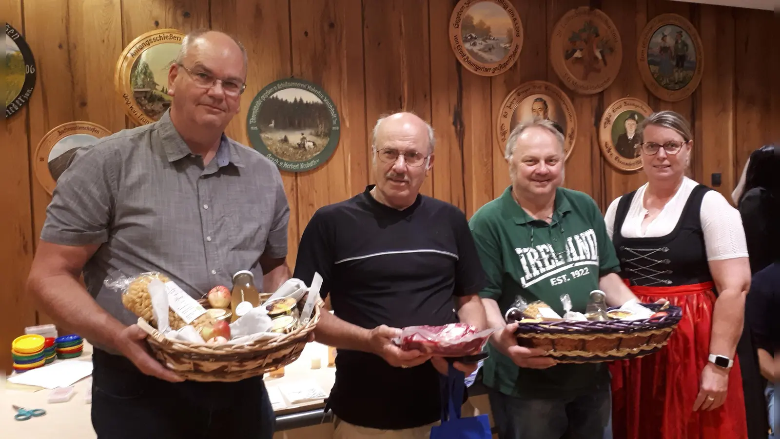 Christiane Feichtmeier überreichte den Gewinnern (von links) Burkhart Doering, Karl-Heinz Weber und Bernd Brunnhuber die Preise für die Plätze eins bis drei. (Foto: SPD Berg)