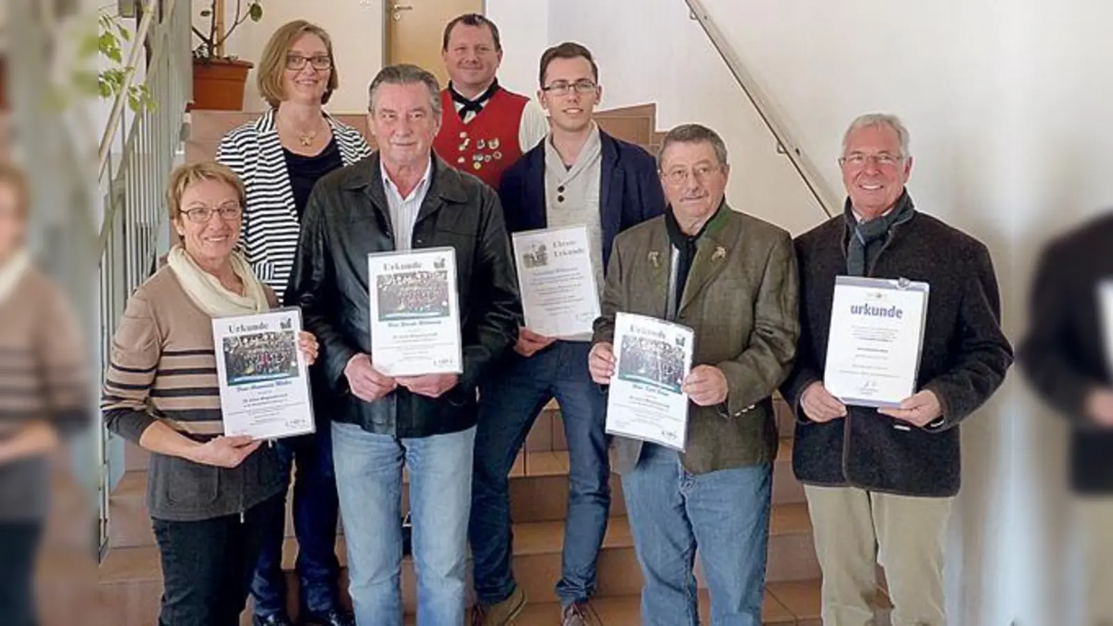 Urkunden für die Mitglieder: Musikkapelle Gelting zeichnet Aktive aus.	 (Foto: Verein)
