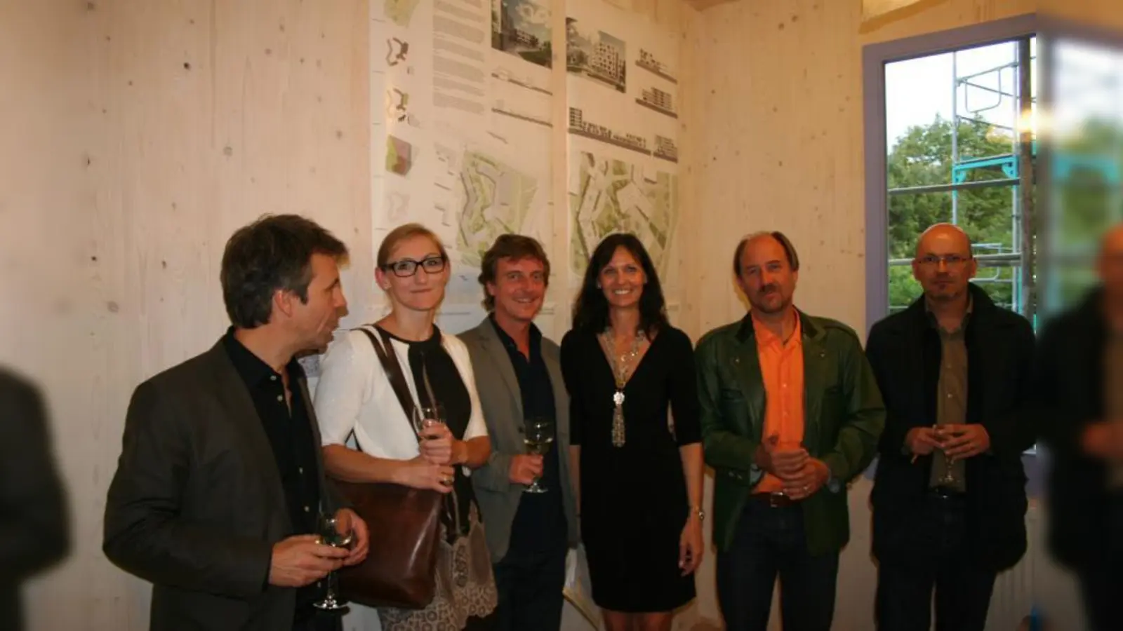 Sie stellten das Projekt Mehrgenerationenplatz Forstenried vor (von links): Architekt Ritz Ritzer, Landschaftsarchitektin Doris Grabner, Wogeno-Geschäftsführer Peter Schmidt, Anke Merk und Konrad Kalb von der Freien Waldorfschule München-Südwest sowie Architekt Rainer Hofmann. (Foto: WS)