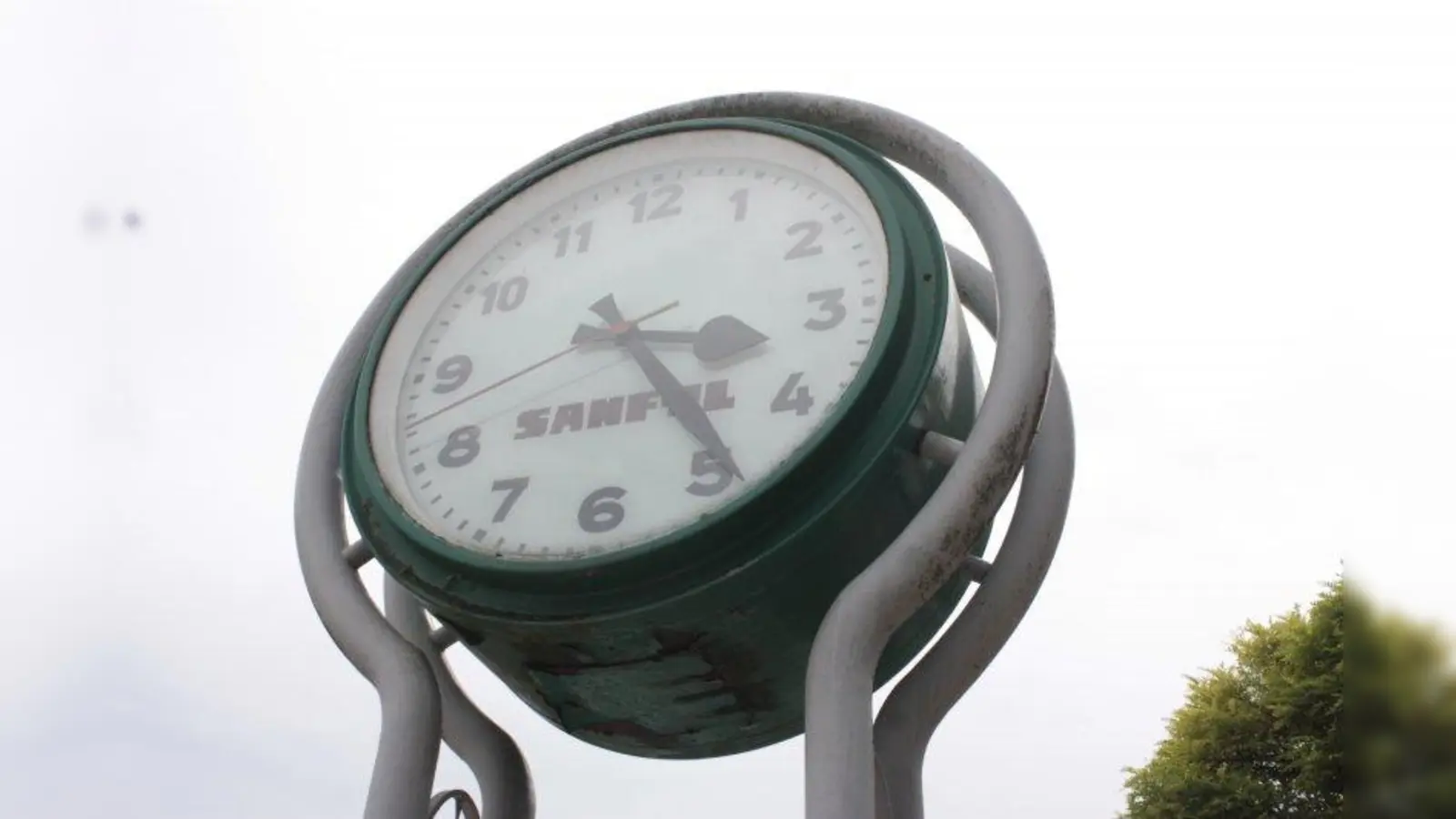 Vergangene Woche suchten wir diese Uhr in der Kraillinger Ortsmitte. (Foto: job)