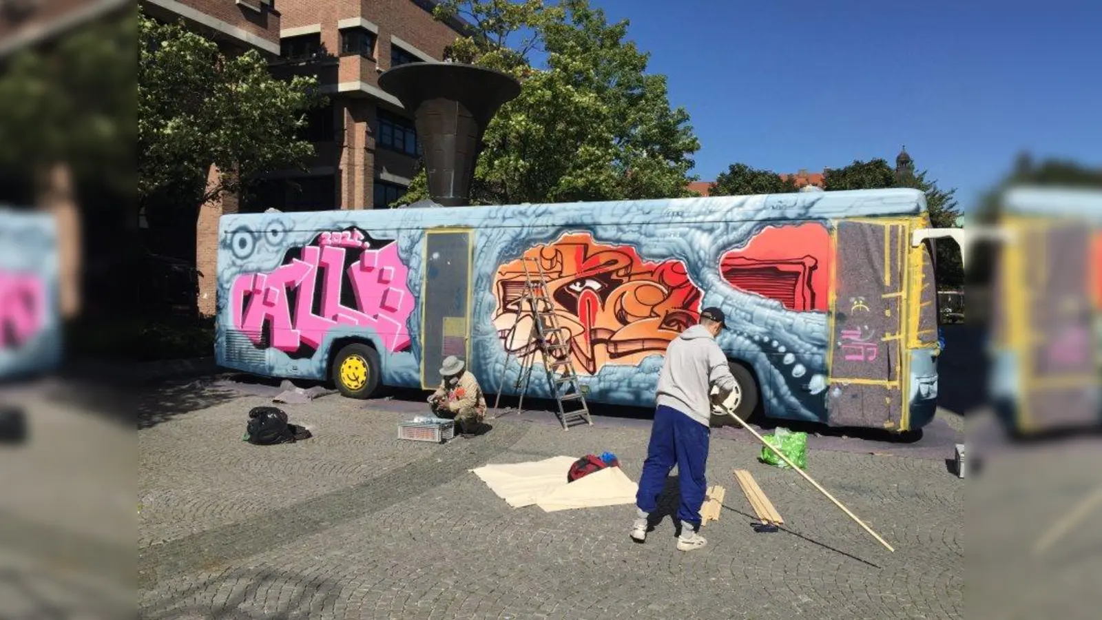 Farbenfrohes Alien-Raumschiff: Der Graffiti-Bücherbus macht den Winter bunt. (Foto: ICOYA)