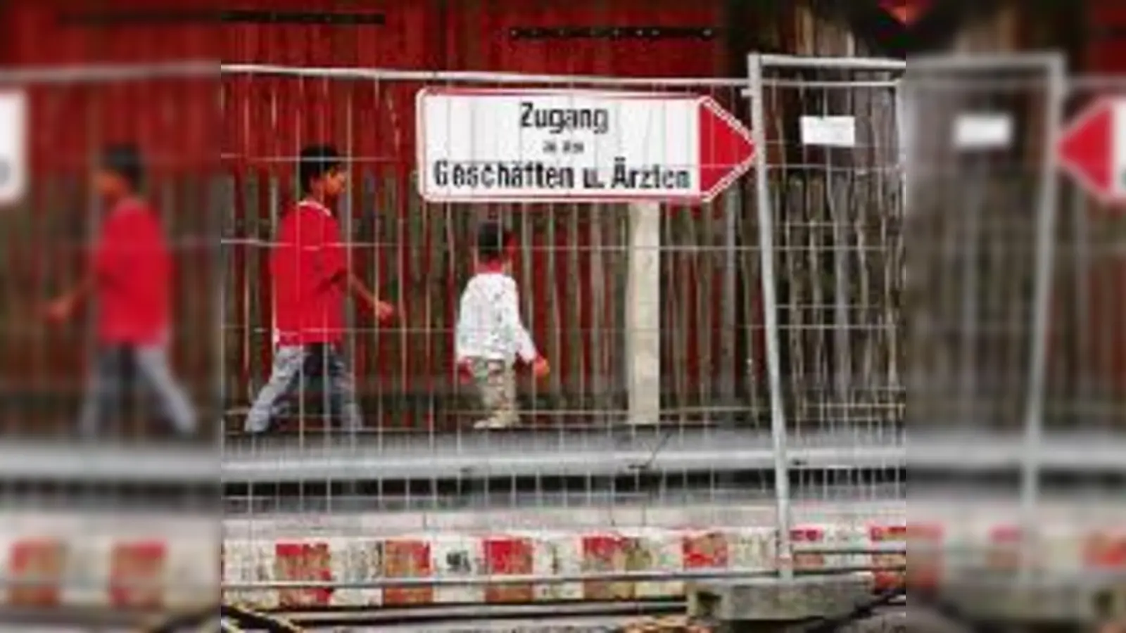 Absperrgitter, Lastwagen und viel Dreck: Die Anwohner der Pelkovenstraße müssen am meisten unter dem U-Bahnbau leiden. Ihr Trost: Die U 3 wird ihr Viertel enorm aufwerten.	  (Foto: mh)