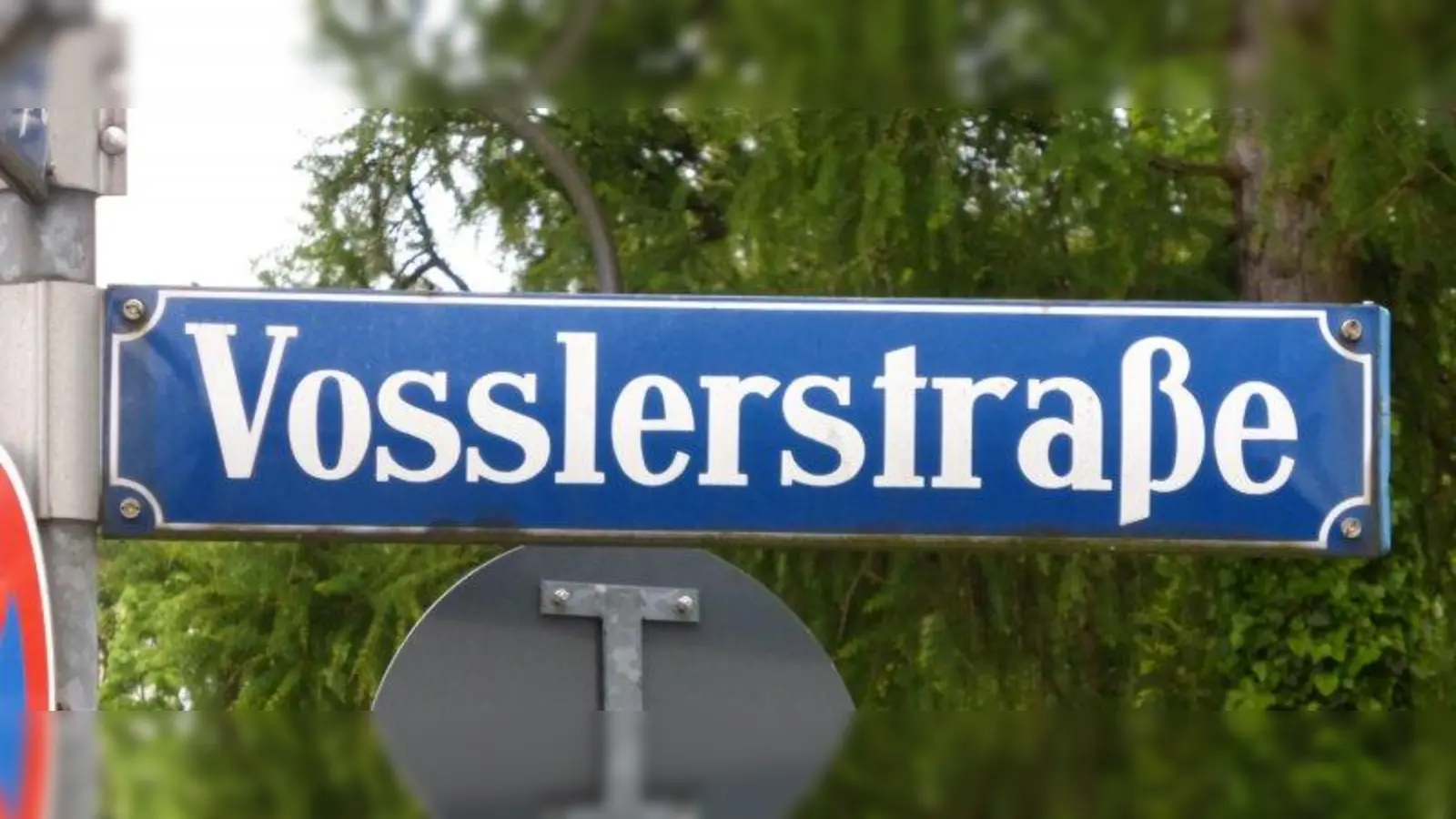 An der Vosslerstraße soll ein Erläuterungsschild angebracht werden, um an Karl Vossler zu erinnern, dies fordern das Laimer Archiv und der Veteranen- und Kriegerverein Laim. (Foto: Laimer Archiv)