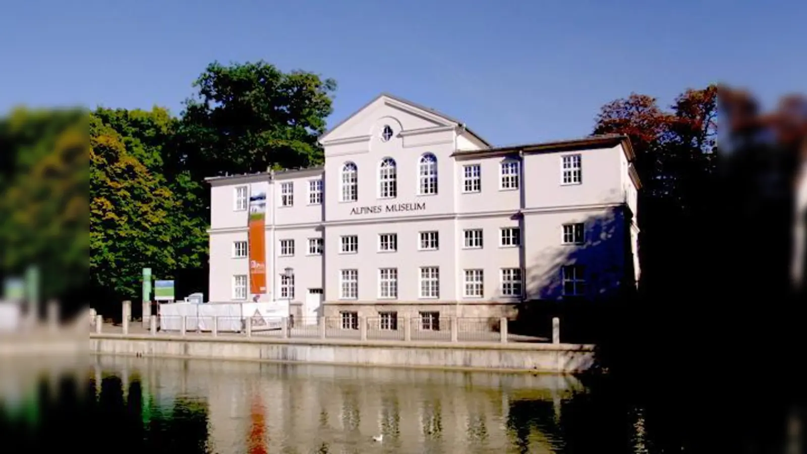 Grau-Beige statt in poppigem Gelb präsentiert sich das Alpine Museum jetzt.  (Foto: DAV)