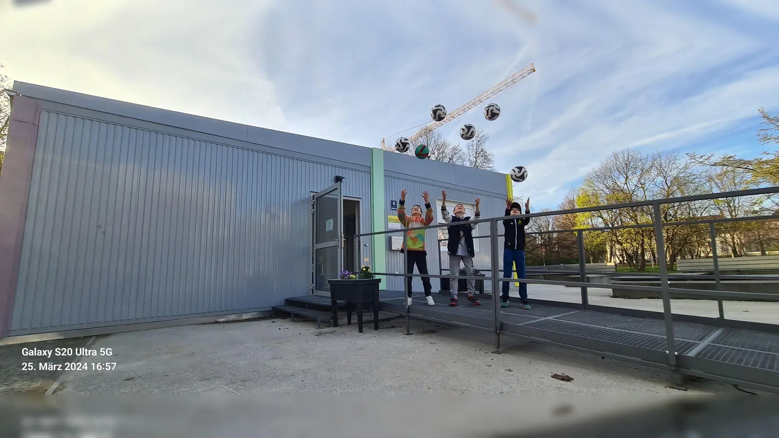 Für die kommenden drei Jahre ist das „kleine MKJZ“ im Containerbau am Georg-Freundorfer-Platz Anlaufstelle und Treffpunkt für Kinder und Jugendliche im Westend. (Foto: MKJZ)