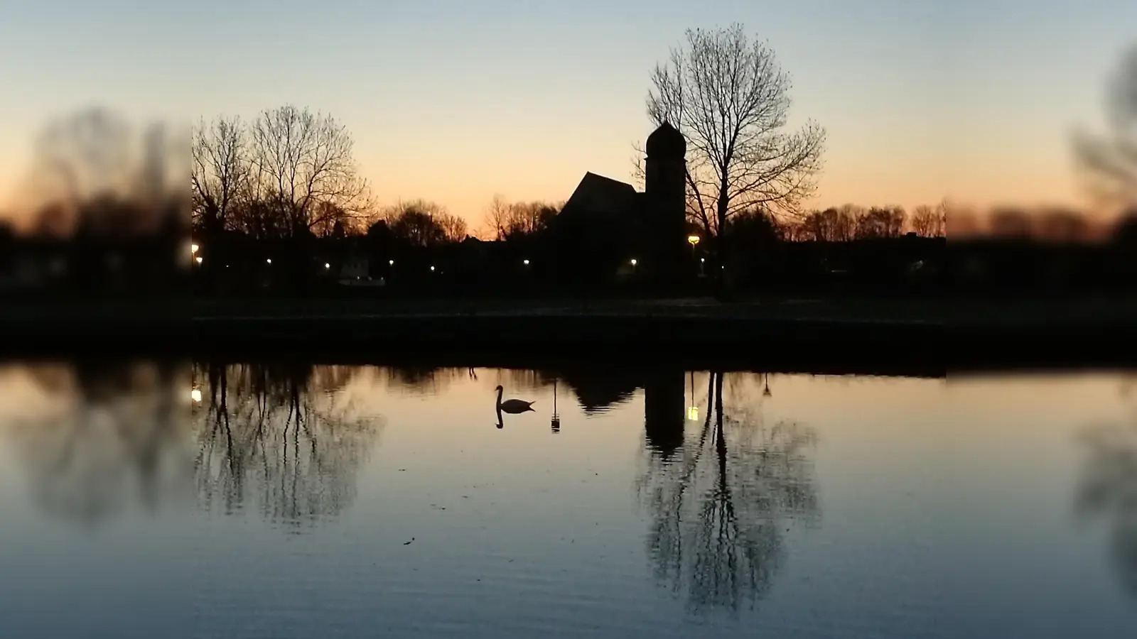 Die Pfarrkirche Leiden Christi - vom Teich an der Blutenburg aus gesehen. (Foto: Eduard Steinbügl)