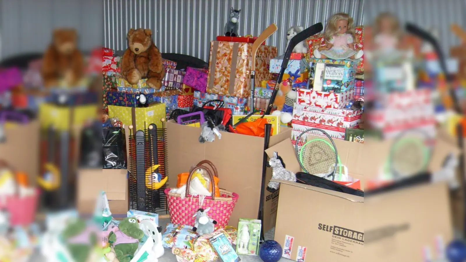 Im Lagerabteil werden die neuwertigen Gebrauchsgegenstände und Spielwaren gesammelt. Das Bild stammt von einer Sammlung im vergangenen Jahr. (Foto: pi)