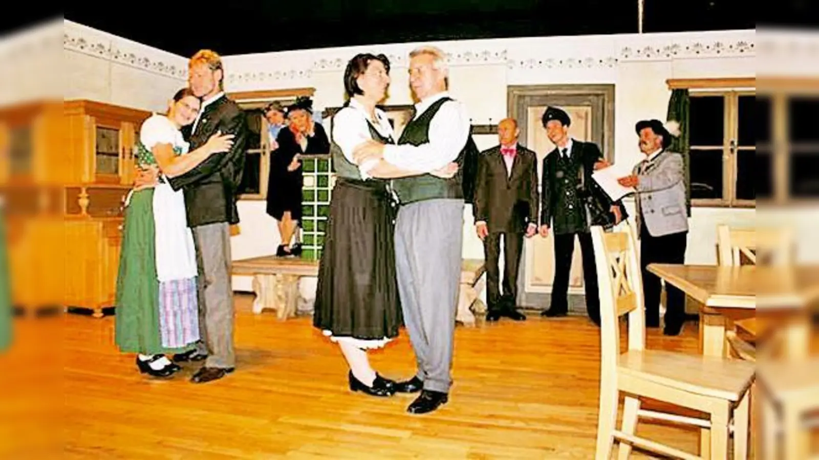 Ob diese beiden Männer »Die Falsche im Arm« haben«, zeigt das gleichnamige Theaterstück.	 (Foto: VA)