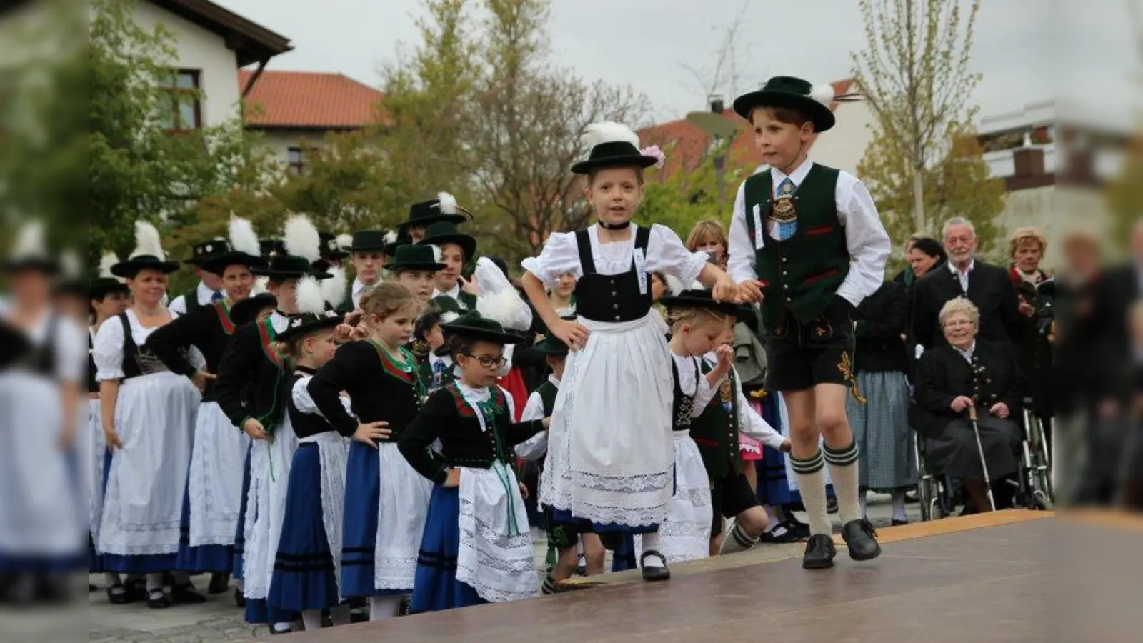 Die jungen Almarösler werden beim Tanz auf dem Kirchplatz in Martinsried die Besucher wieder kräftig zum Mittanzen animieren. (Foto: us)