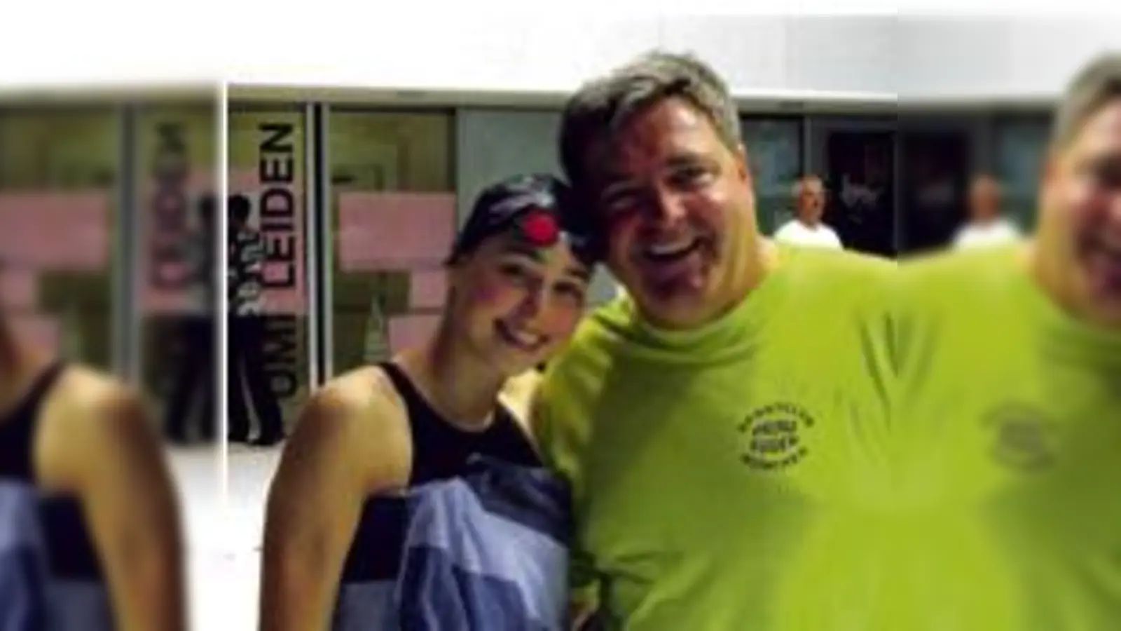 Johanna Fischer mit ihrem Trainer Elvir Mangafic beim den deutschen Jahrgangsmeisterschaften in Berlin: Die junge Schwimmerin schaffte es bis ins Finale und erzielte dort Platz sieben.  (Foto: Verein)