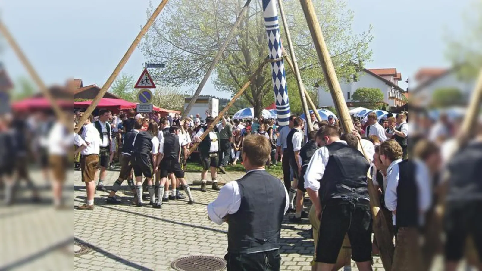 Auch in Kirchseeon-Dorf wird am 1. Mai mit Manneskraft die neue Dorfzierde aufgestellt.	 (Foto: FW Kirchseeon-Dorf)