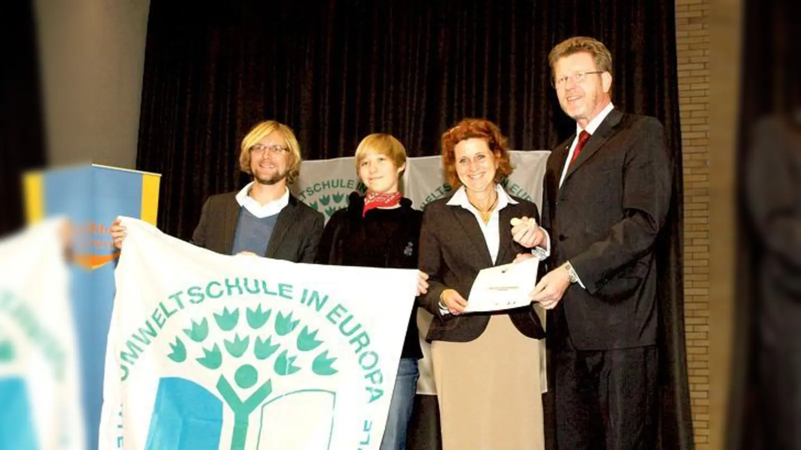 Projektleiter Schießl, Schülerin Anna Klimsa aus dem Team des Mädchengymnasiums und Schulleiterin Ewringmann freuen sich über die Auszeichnung des Stifts durch Umweltminister Huber (v. li.).	 (Foto: Bayerisches Umweltministerium)