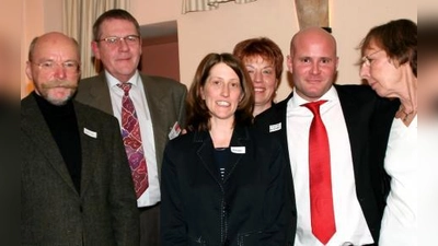 Beim Neujahrsempfang 2009 der SPD Hadern: (von links) Ludwig Wörner (Landtagsabgeordneter), Gerhard Fries (SPD-Fraktionssprecher BA 20), Ulrike Boesser (Stadträtin), Irmgard Hofmann (SPD-Vorsitzende Hadern), Christian Vorländer (Bundestagskandidat Münchner Süden) und Frauke Bristot (stv. Vorsitzende BA 20) (Foto: SPD Hadern)
