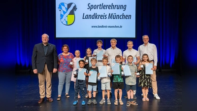 Kleine und große Turner vom TSV Unterhaching erhielten Medaillen und Urkunden. Es gratulierten Landrat Christoph Göbel (l.), Unterhachings Zweite Bürgermeisterin Sabine Schmiedl und der Präsident des TSV Unterhaching, Knut Nikolaus (r.).  (Foto: Robert Kiderle)