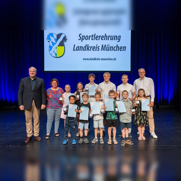 Kleine und große Turner vom TSV Unterhaching erhielten Medaillen und Urkunden. Es gratulierten Landrat Christoph Göbel (l.), Unterhachings Zweite Bürgermeisterin Sabine Schmierl und der Präsident des TSV Unterhaching, Knut Nikolaus (r.).  (Foto: Robert Kiderle)