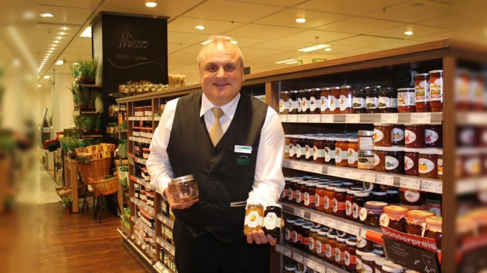 Harald Sander, Chef der Gourmetabteilung der Galeria Kaufhof am Rotkreuzplatz, vor dem großen Marmeladen-Sortiment (Foto: sb)