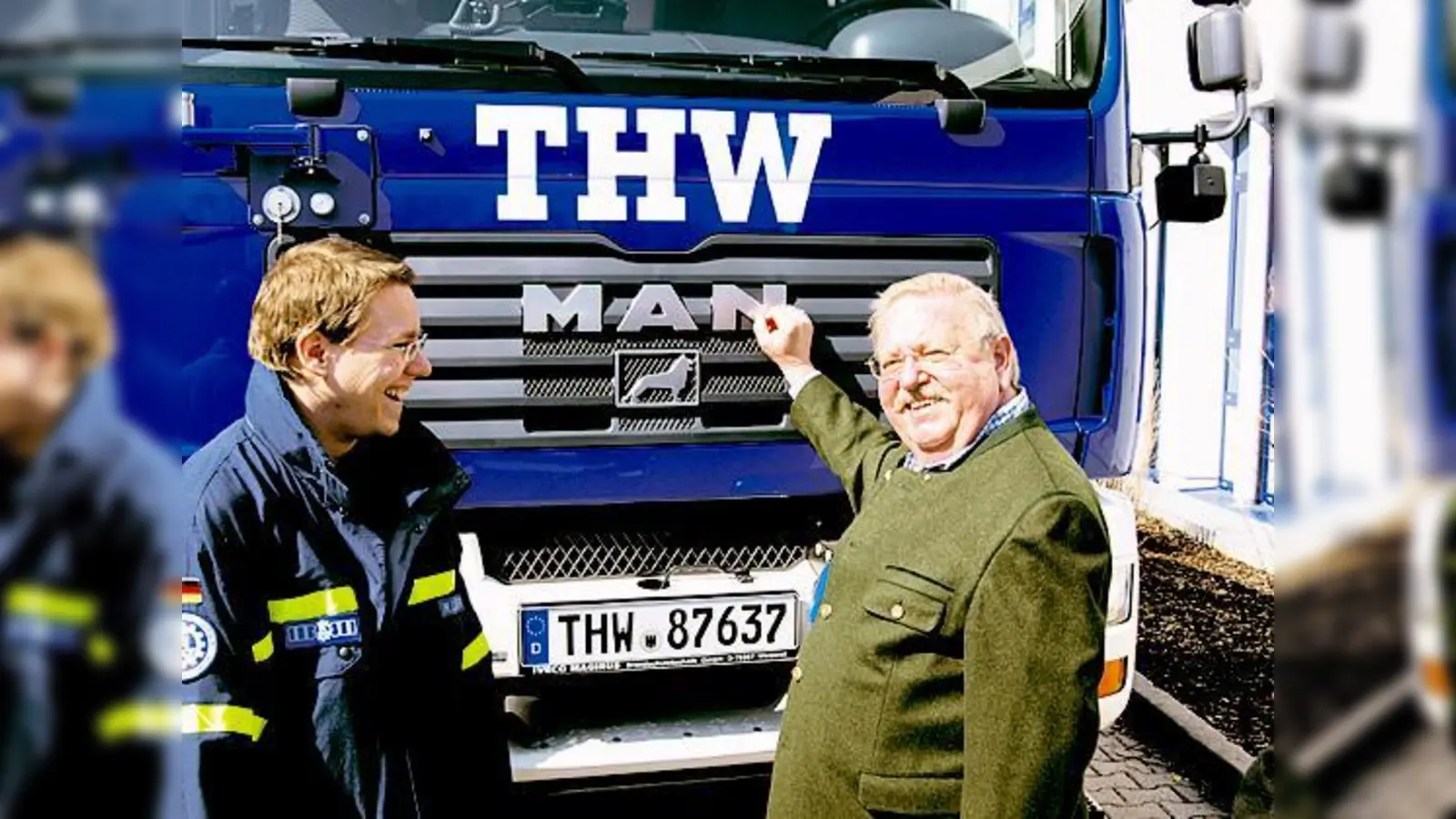 Matthias Läufer, Gruppenführer 1. Bergung des THW München-Ost, nahm das neue Einsatzfahrzeug von MdB Herbert Frankenhauser entgegen.	 (Foto: THW)