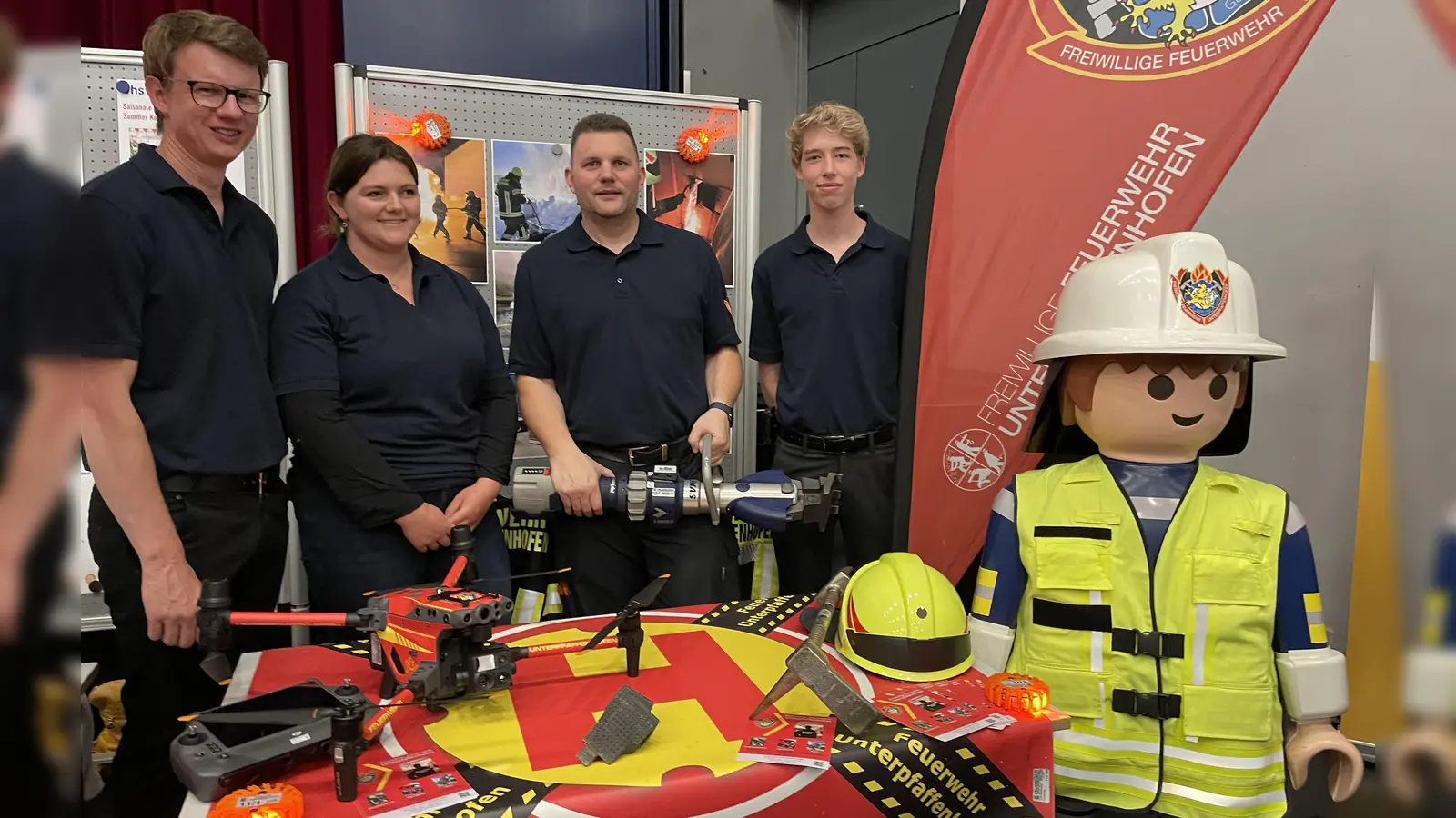 Sie engagieren sich in der Freiwilligen Feuerwehr Unterpfaffenhofen, v.l.: Yves Pilat, Kristina Seitz, Kommandant Christian Ruder und der 17-jährige David von der Jugendfeuerwehr. (Foto: pst)