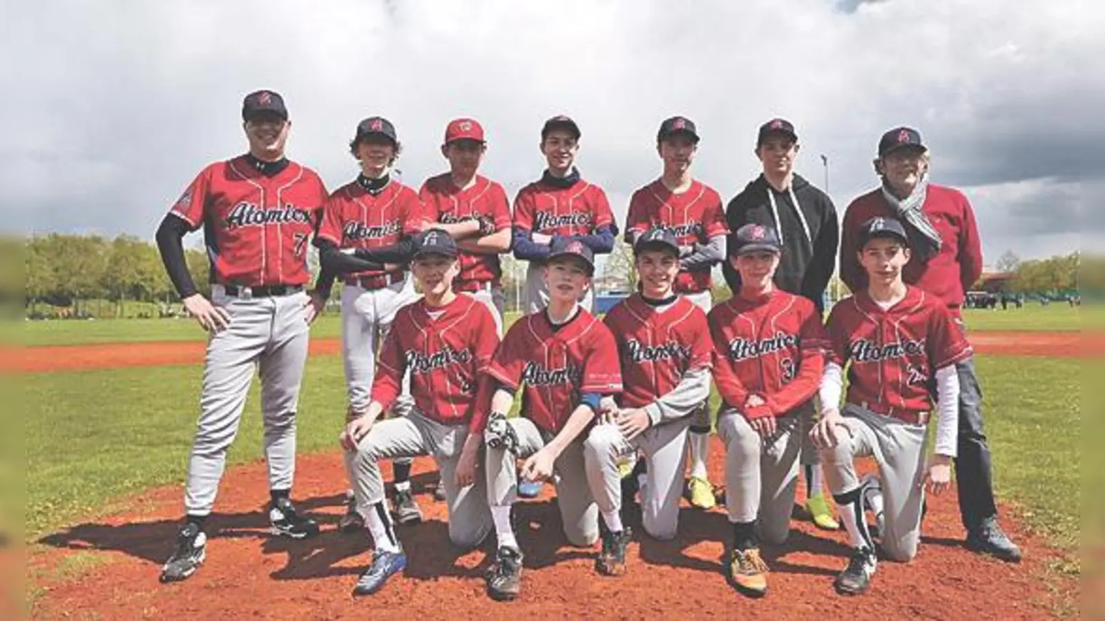 Die Jugendmannschaft der Garching Atomics und ihr Coach Bernhard Grezka freuten sich über den weiteren Auswärtssieg.	 (Foto: Verein)