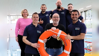 Brgm. Dr. Stefan Straßmair (Mitte) und Rathausmitarbeiterin Nadja Marx (h. l.) mit dem jetzt glücklicherweise vollständigen Hallenbad-Team: Sante Ciavarella (v.l.), Bekim Kafexholli (v.r.), Dejan Vrunc (h. 2.v.l.), Thomas Deiseroth (h. 2.v.r.) und Matija Molan (h.r.). (Foto: Gem. Hohenbrunn)