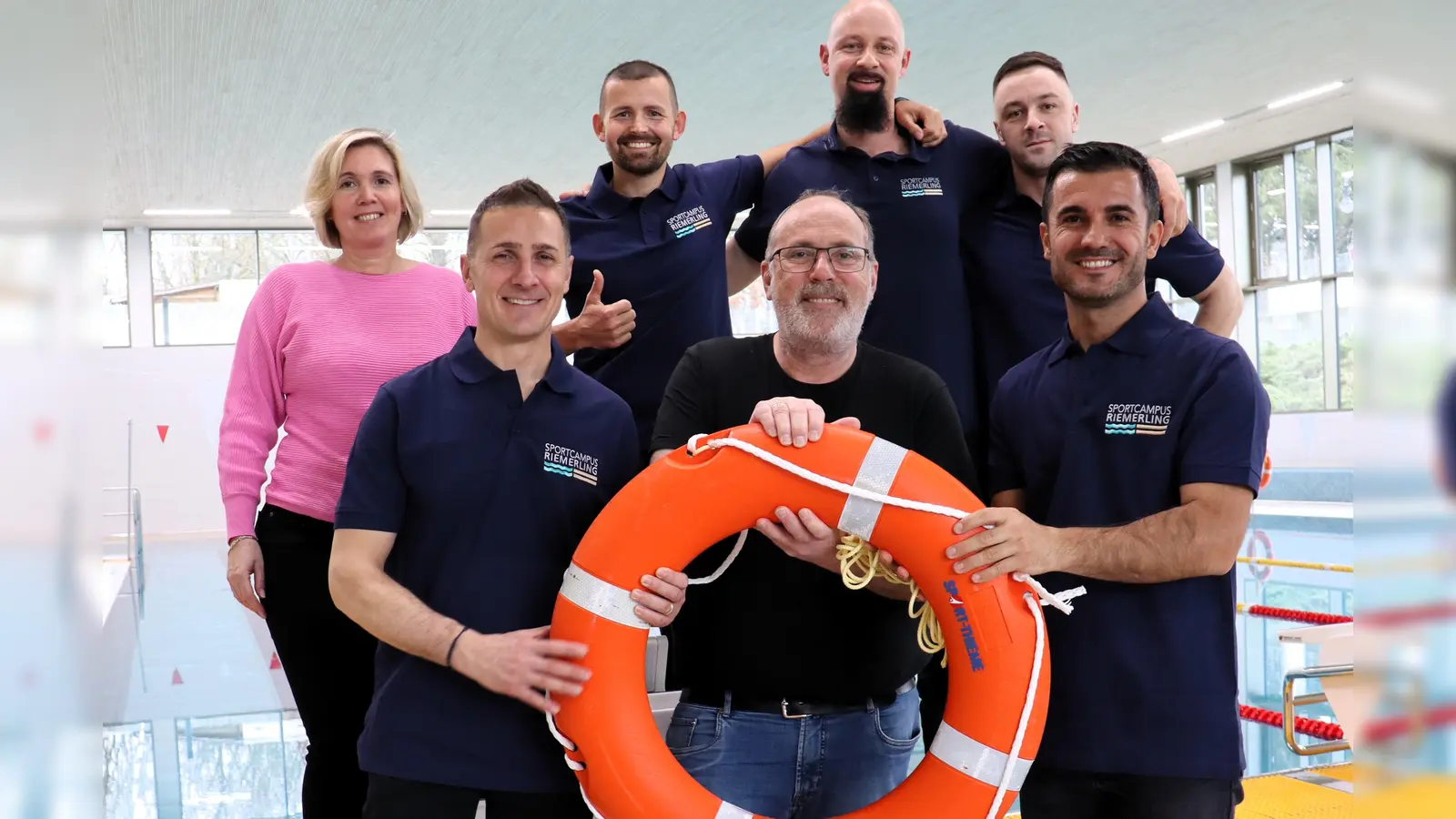 Brgm. Dr. Stefan Straßmair (Mitte) und Rathausmitarbeiterin Nadja Marx (h. l.) mit dem jetzt glücklicherweise vollständigen Hallenbad-Team: Sante Ciavarella (v.l.), Bekim Kafexholli (v.r.), Dejan Vrunc (h. 2.v.l.), Thomas Deiseroth (h. 2.v.r.) und Matija Molan (h.r.). (Foto: Gem. Hohenbrunn)