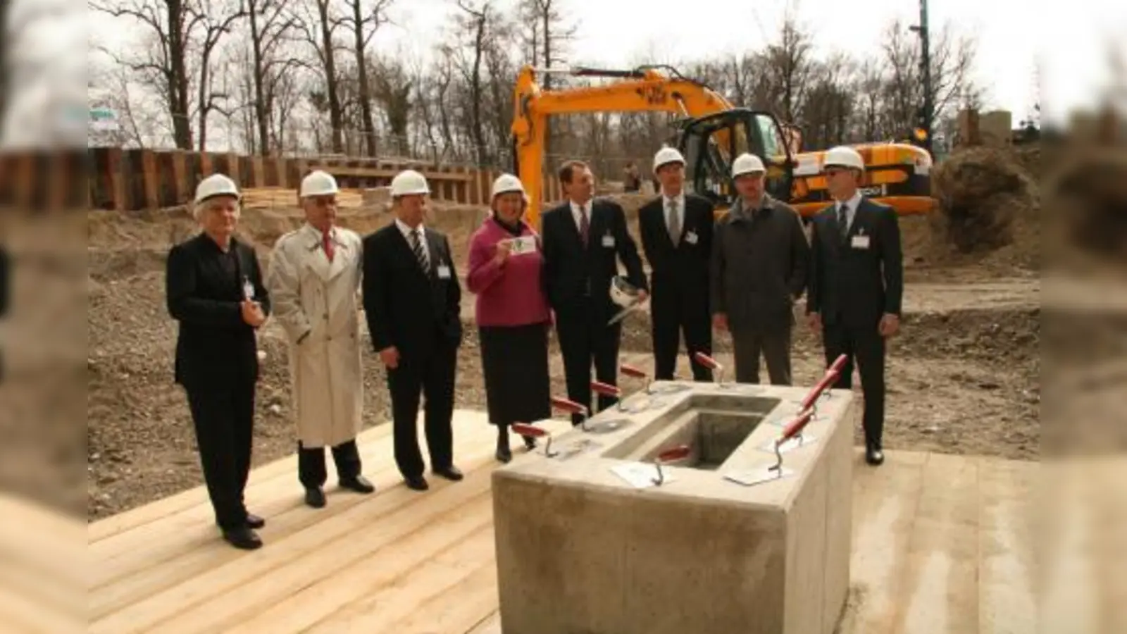 Die offizielle Grundsteinlegung führten die Verantwortlichen aus Klinikdirektion, Stadt München und Landkreis aus. (v.l.) Architekt Fritz Galuschka, Uwe Schmid von der Amper Klinik AG, Zweiter Vorstandsvorsitzender der Rhön-Kliniken Gerald Meder, Landrätin Johanna Rumschöttel, Vorstandsvorsitzender der Rhön-Kliniken Wolfgang Pföhler, Geschäftsführer der Pasinger Klinik Uwe Gretscher, BA-Vorsitzender Christian Müller und der ärztliche Direktor Dieter Laqua. (Foto: US)