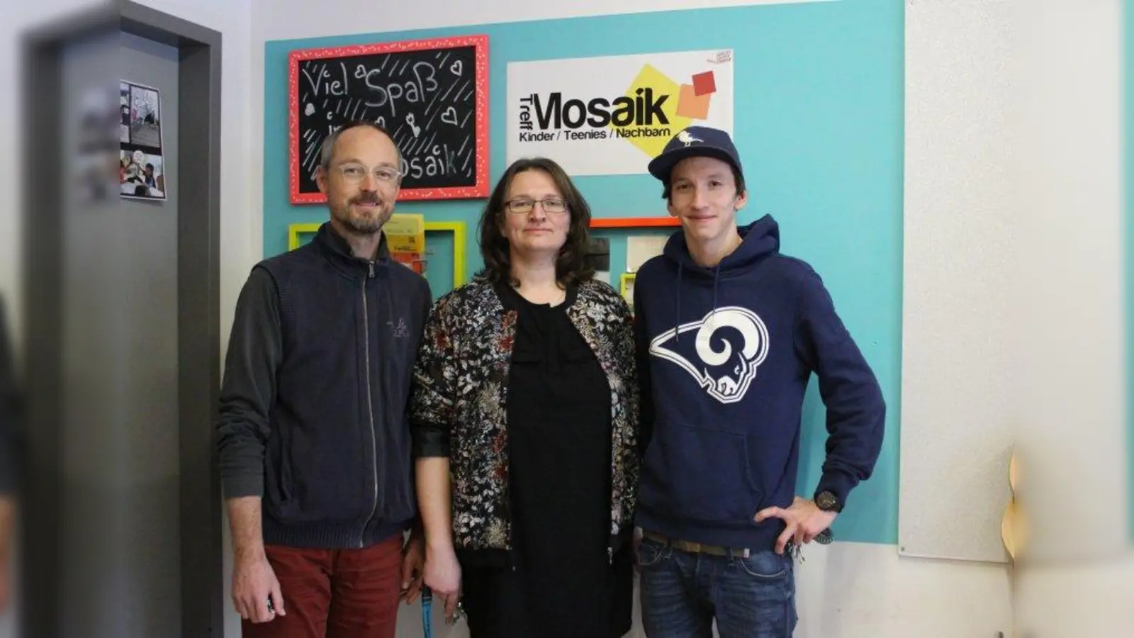 Bernhard Weyer (links), Leiter des „Treff Mosaik” zusammen mit Patrycja Marek, die den Nachbarschaftsbereich betreut und Michael Scheel, der für den Kinder- und Teeniebereich zuständig ist. (Foto: sb)