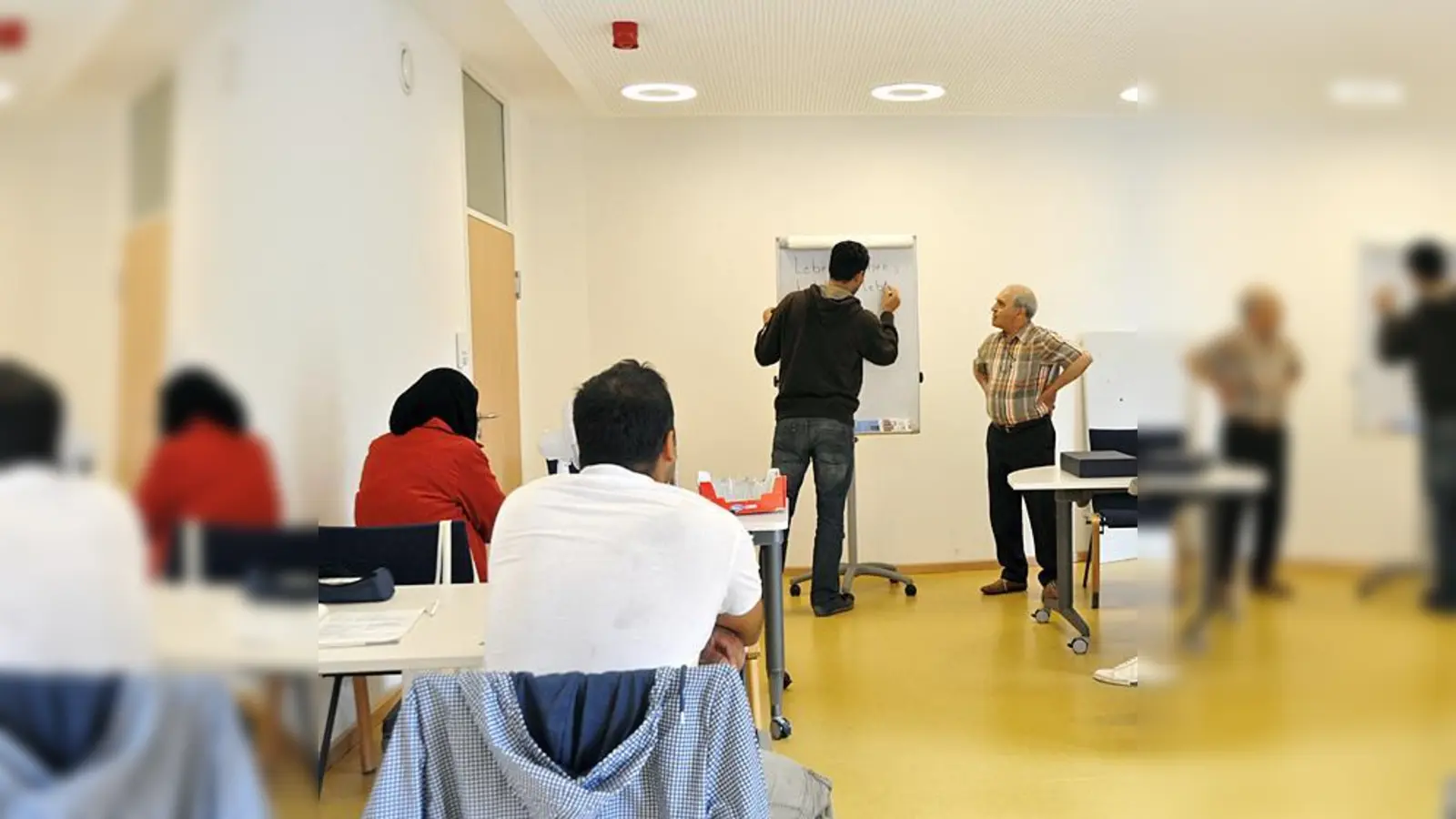Hamid Afsali, vor 20 Jahren selbst nach Deutschland ausgewandert, unterrichtet die Flüchtlinge im Familienzentrum Ebersberg.  (Foto: Sybille Föll)
