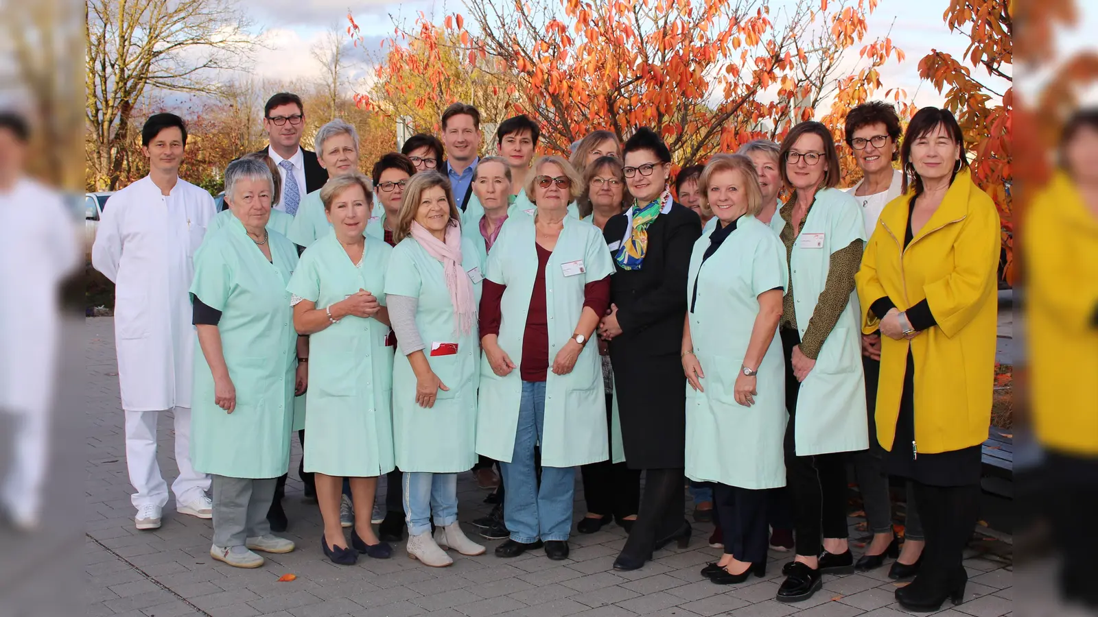 Die Grünen Damen im Klinikum erledigen kleine Besorgungen für die Patienten, gehen mit ihnen spazieren oder leisten ihnen ein wenig Gesellschaft.  (Foto: LRA Erding )