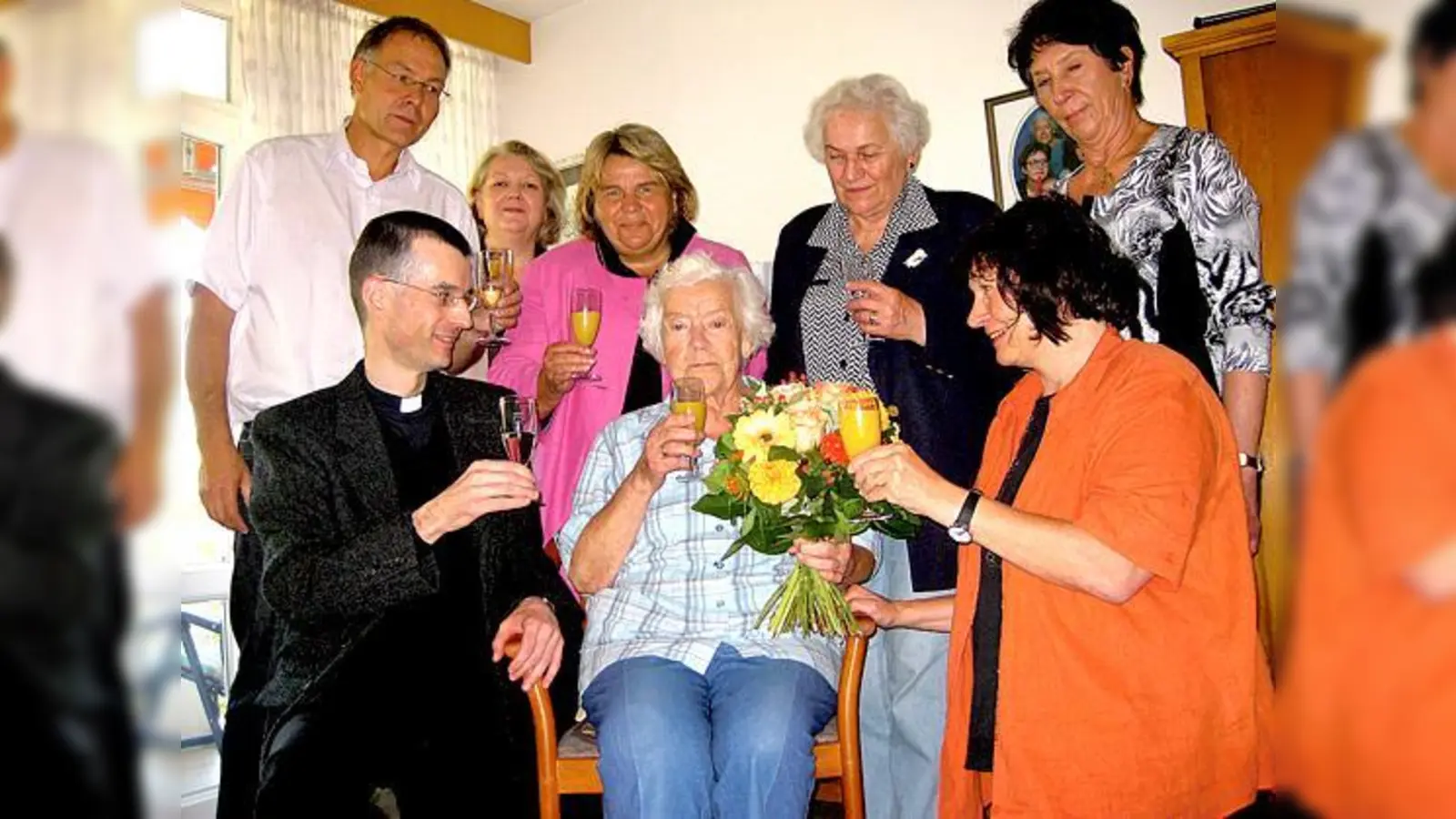 Gratulanten mit der 100-jährigen Bewohnerin. 	 (Foto: Privat)