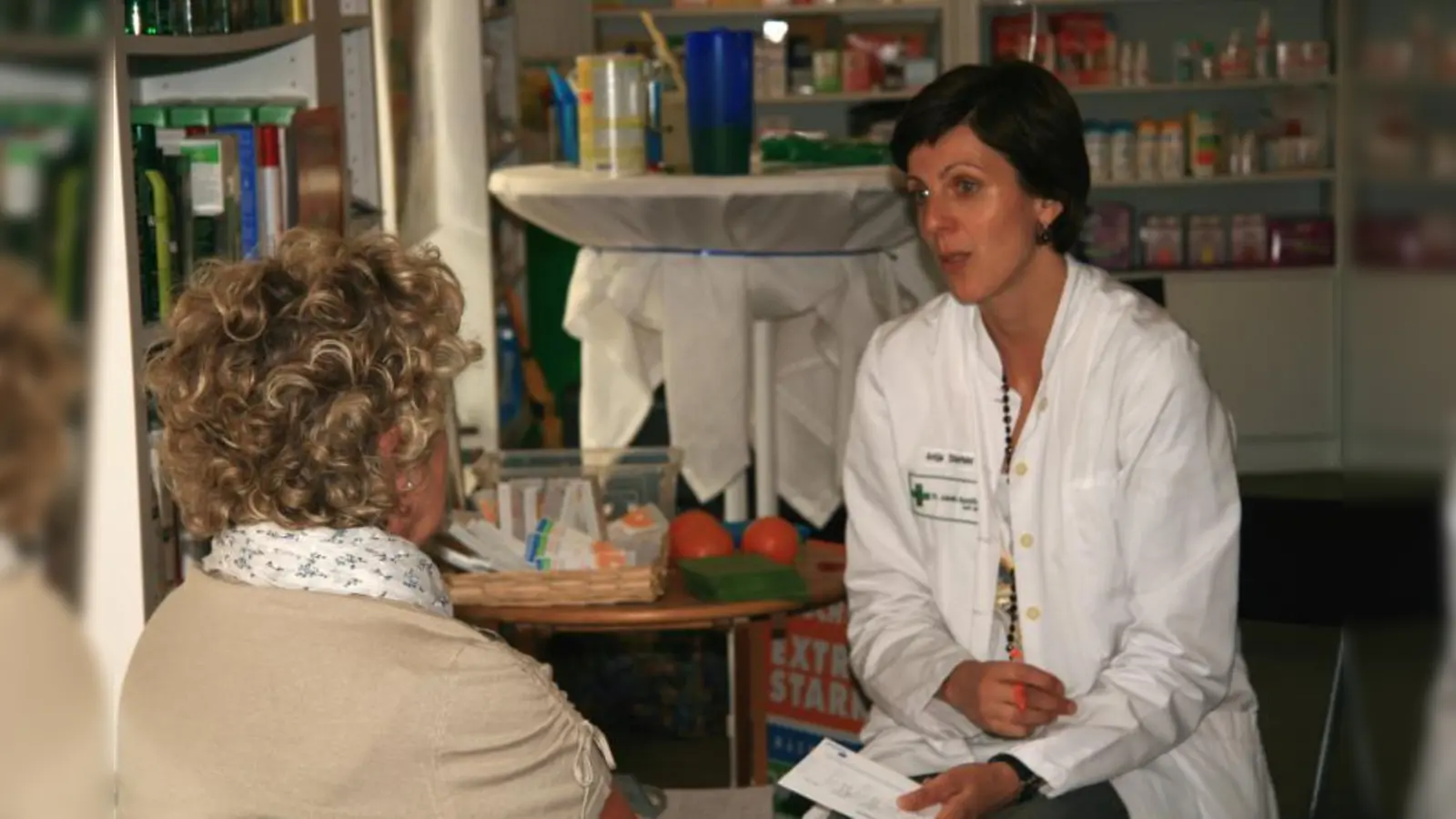 „Ich bin froh, dass ich mich so unkompliziert testen lassen kann und noch eine so nette Beratung bekomme“, meint die Pasingerin über die Zeit, die Apothekerin Antje Dürrfeld von der St-Jakobs-Apotheke (rechts) ihr widmete. (Foto: US)
