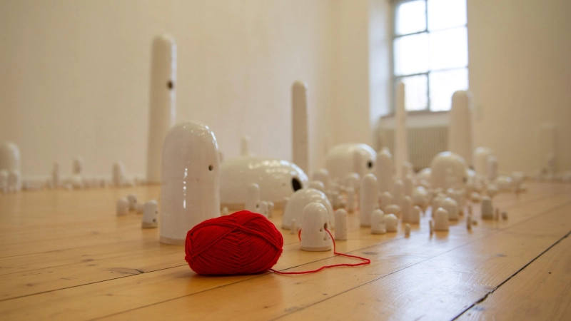 „For You, Who Remain Within Me“ besteht aus vielen keramischen Skulpturen unterschiedlicher Größe, die über den Raum verteilt sind. (Foto: Miriam Ferstl)