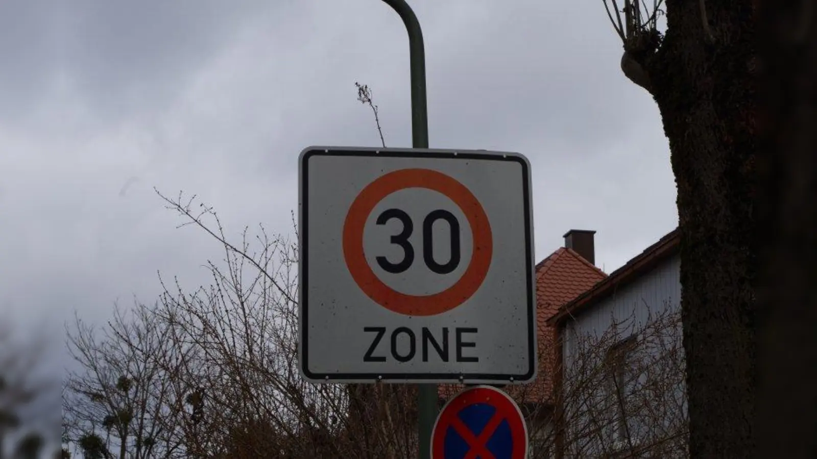 Am Alfons-Hoffmann-Altenheim darf man künftig nur noch 30 fahren. (Foto: kö)