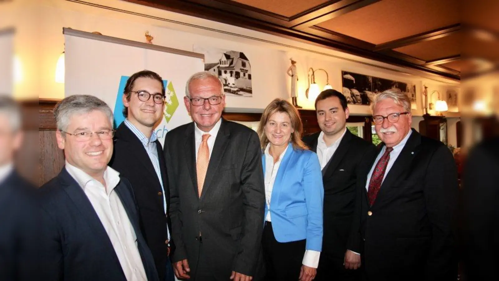 Informieren und Mitdiskutieren: Zur Veranstaltung über Integrationspolitik im Obermenzinger Hofbräuhaus luden CSU und JU viele Abgeordnete ein. Von links CSU-Vorsitzender Winfried Kaum, Bundestagskandidat Stephan Pilsinger, die Landtagsabgeordneten Thomas Kreuzer und Mechthilde Wittmann, Michael Daniel von der Jungen Union sowie Landtagsabgeordneter Ottmar Bernhard. (Foto: us)