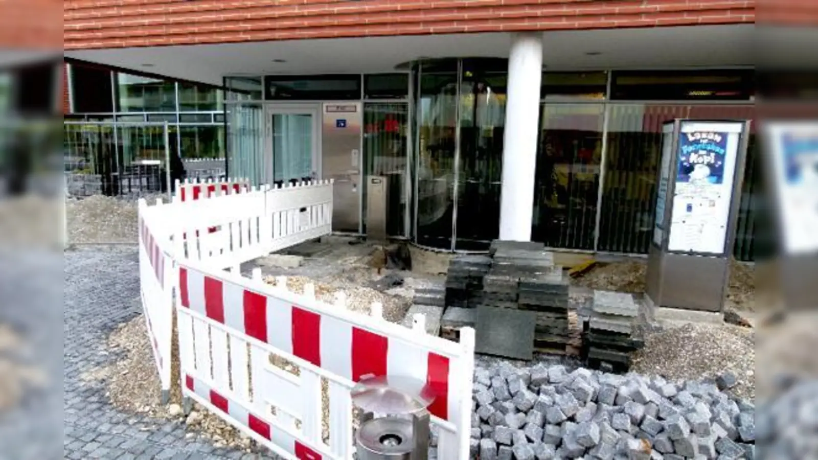  Lange war die Drehtüre zum Hallbergmooser Rathaus wegen Konstruktions- und Einbaufehlern unbenutzbar. Jetzt ist sie gesperrt, weil ein Gutachter die undichte Tiefgarage untersucht hat.  (Foto: bb)