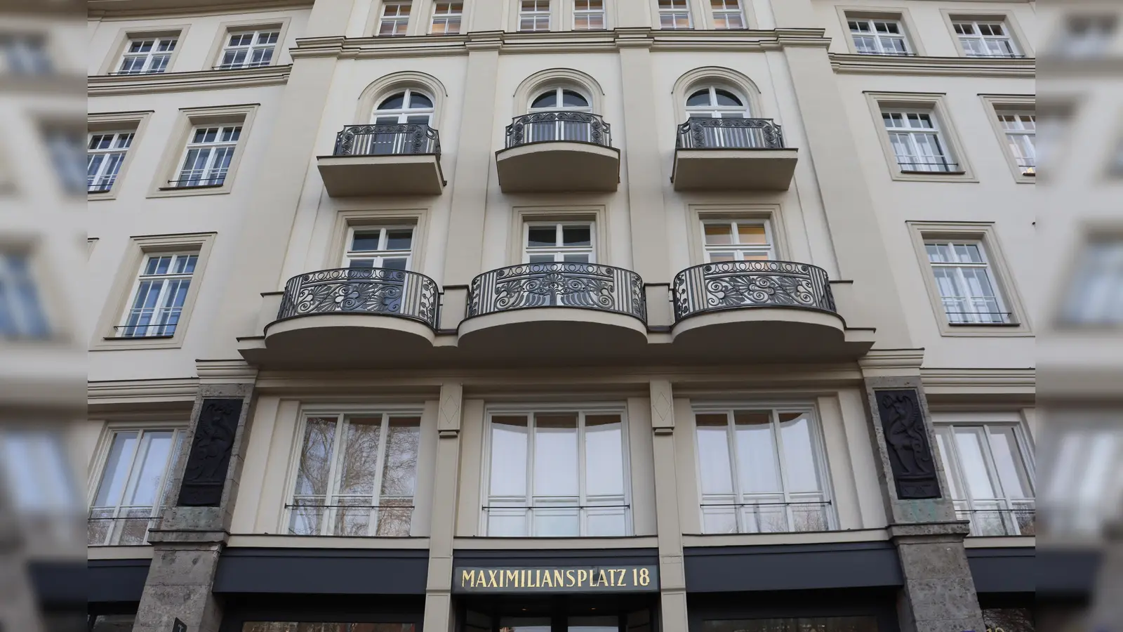 Sehr edel zeigt sich das Gesicht des Hauses am Maximiliansplatz 18. Putz und Stuck sind aufwändig repariert worden. Nun lädt die detailreiche Fassade wieder zu näherer Betrachtung ein. (Foto: mha)