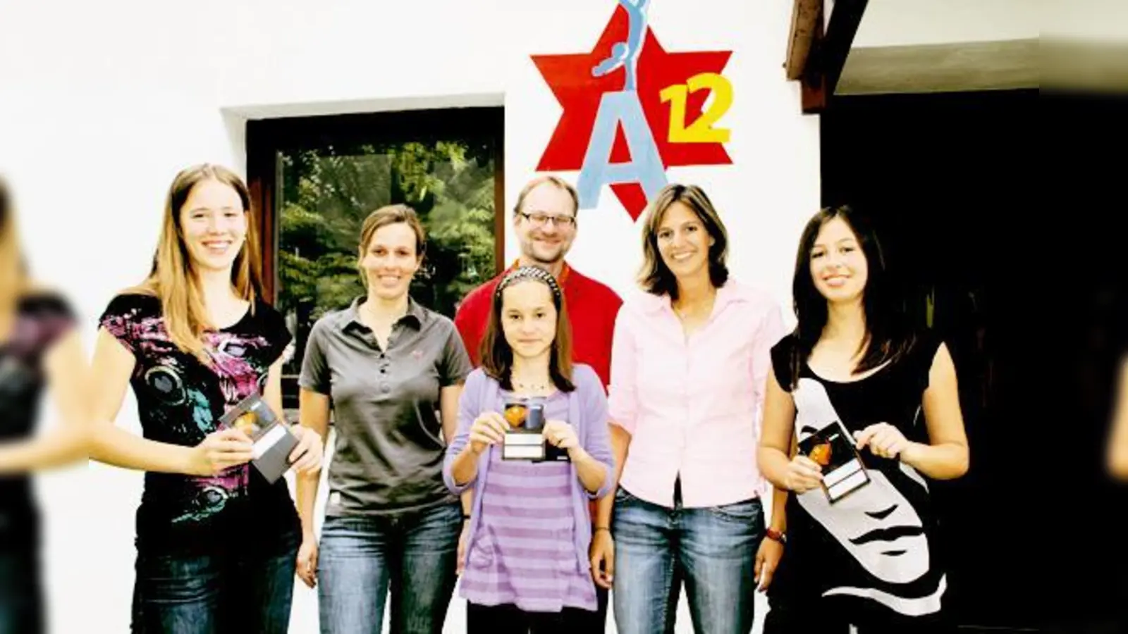 Die Gewinner der Gutscheine Julia Burdajewicz (3. v. l.), Anna Krandick (1. v. l.) und Jasmin Roder (r.) sowie das A12-Team Beate Röseler (2. v. l.), Christian Zahler (Mitte) und Heidi Mittermayr (l).   (Foto: hol)