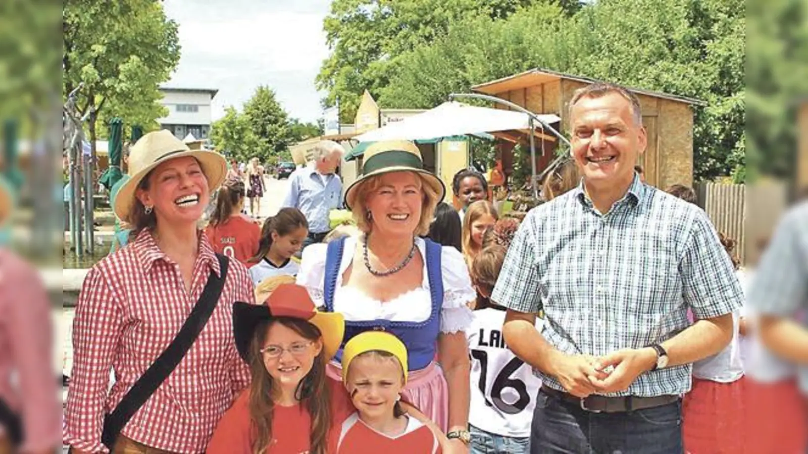Ulrike Thalmeier, Christa Kürzinger und Bürgermeister Franz Heilmeier freuen sich auf viele Gäste. 	 (Foto: Ulrike Gietl)